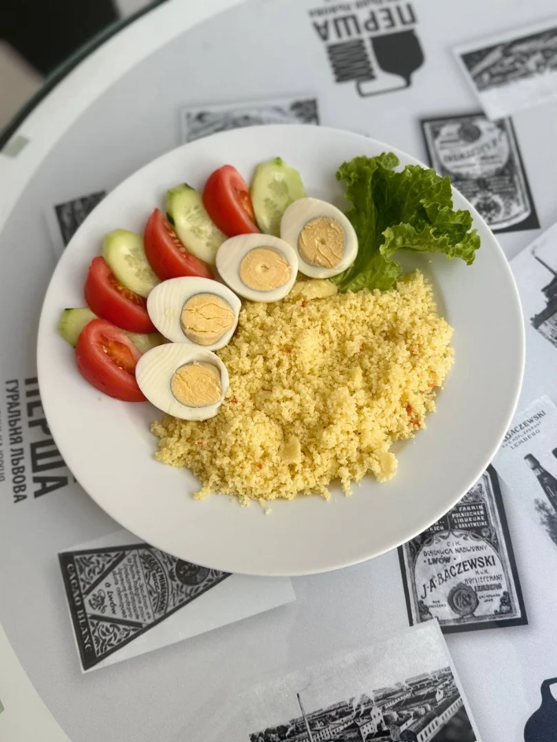 Варені яйця / яєчня / скрембл, кус-кус, овочі