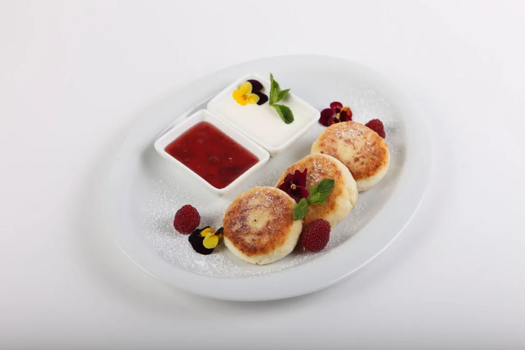 Сирники зі сметаною та джемом
